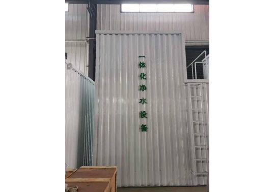 生活廢水處理設(shè)備系統(tǒng)軟硬件：由混凝土池、沉砂池、過(guò)濾池、水體平穩(wěn)加藥設(shè)備、反清洗設(shè)備、離心水泵及電控柜構(gòu)成